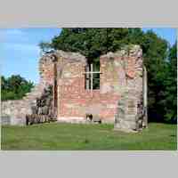905-1156 Ruine der Kirche Germau. Die Anlage ist heute eine Gedenkstaette fuer die gefallenen deutschen Soldaten des letzten Krieges..jpg